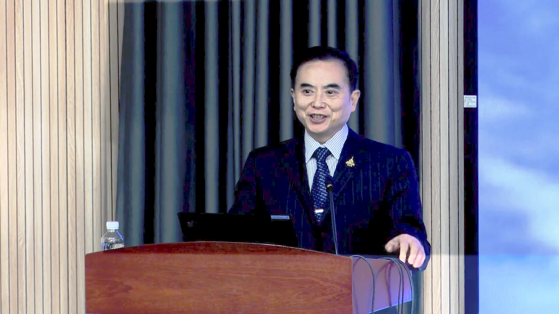 “蓝天鹰迹—中国飞机总设计师的成长之路”讲座